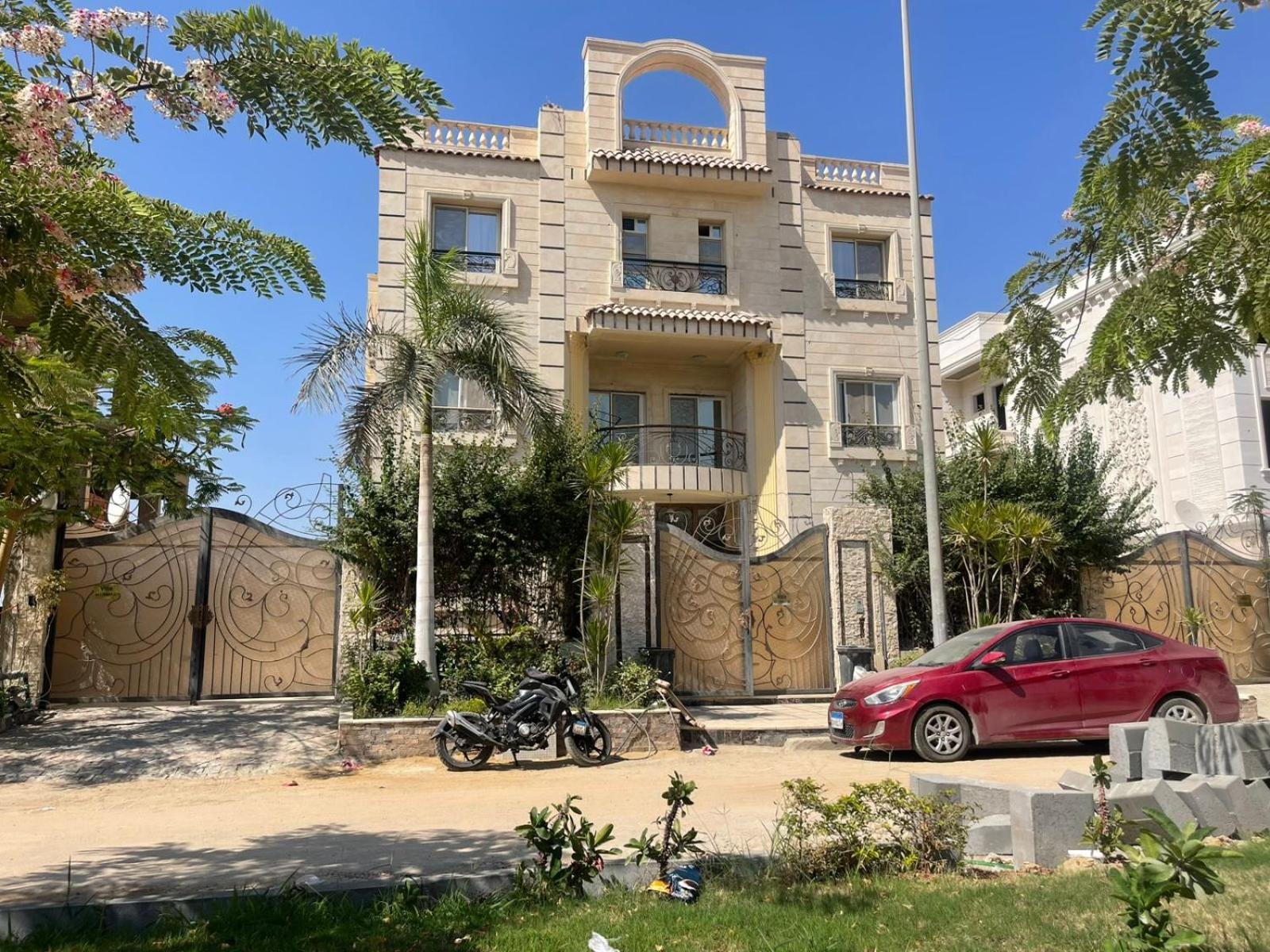 Villa Trio With Coverable Private Pool In Compound Near Mall Of Egypt *